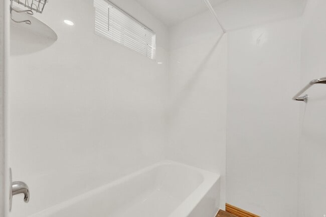 Building Photo - 9325 Quail Hollow Cir