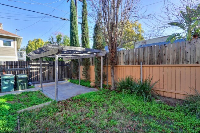 Building Photo - Beautifully Renovated 5 Bedroom Midtown Home