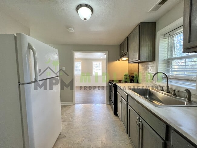 Building Photo - 472 Coleman Ave