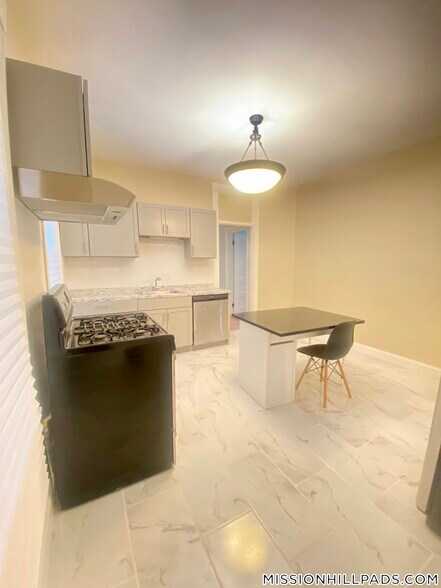 Building Photo - 10 Bucknam St