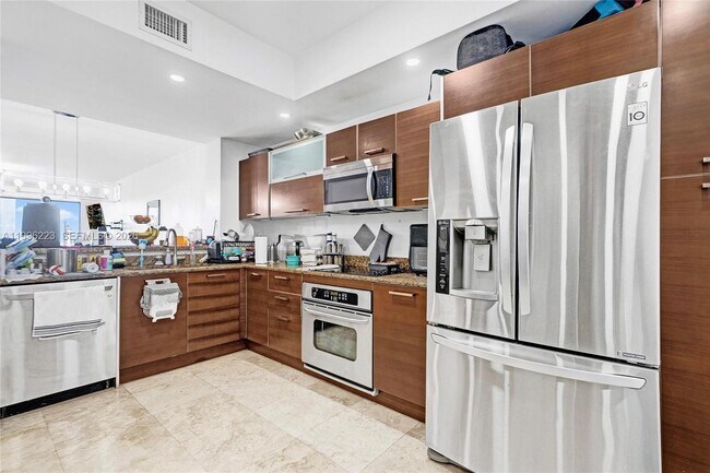 Building Photo - 3330 NE 190th St