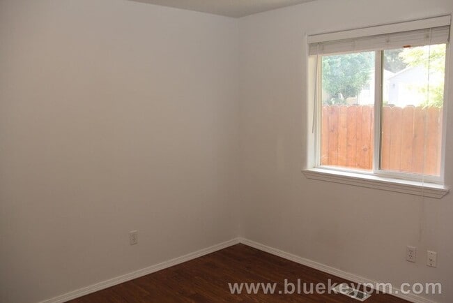 Building Photo - 3 Bed, 2 Bath Home with Large Covered Deck in North Image Neighborhood