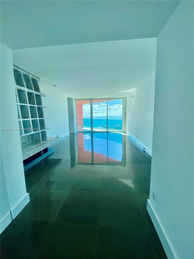 Building Photo - 300 South Pointe Dr