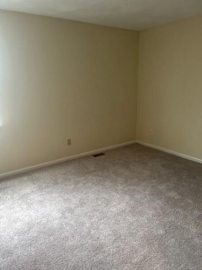 Building Photo - New Listing!