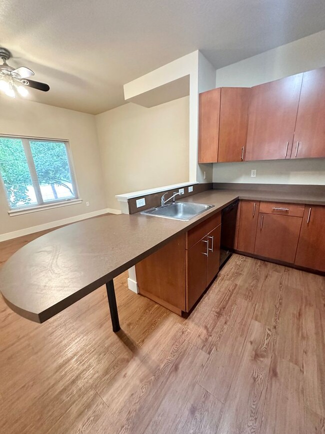 Building Photo - 712 W Laurel St