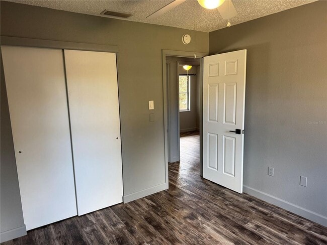 Building Photo - 3Br/1Ba Pet Friendly With Large Fenced Back Yard