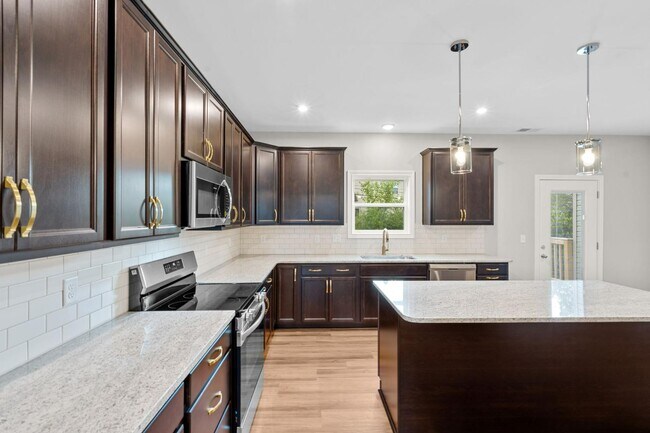 Building Photo - 453 Friendly Ave