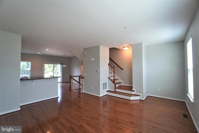 Building Photo - 900 Susan Cir