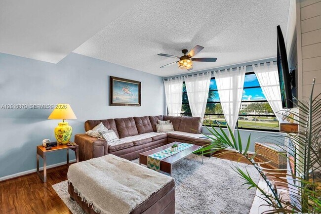 Building Photo - 6049 Balboa Cir