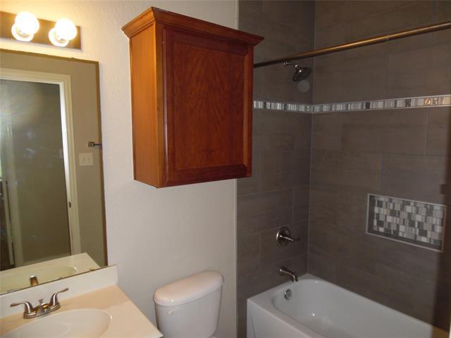 Building Photo - 8572 Davis Dr