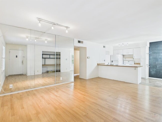 Building Photo - 910 Duncan Ln