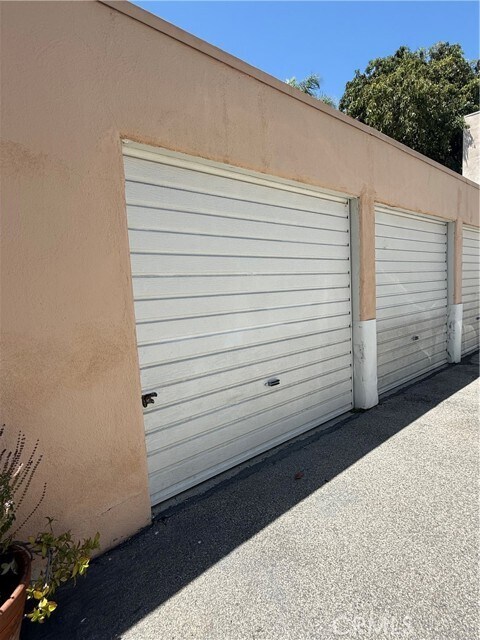 Building Photo - 4909 Coldwater Canyon Ave