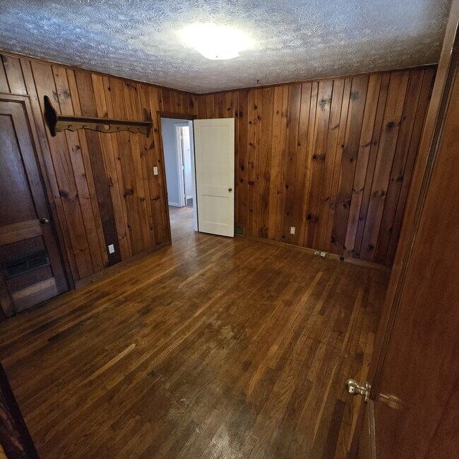 Building Photo - Fantastic Full Brick Ranch