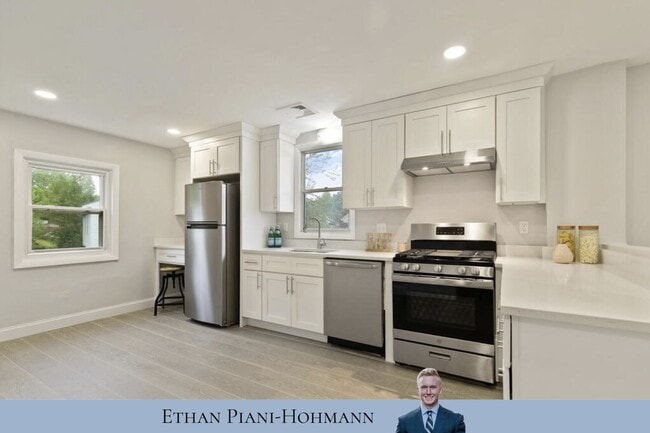 Building Photo - 7 Cozy St