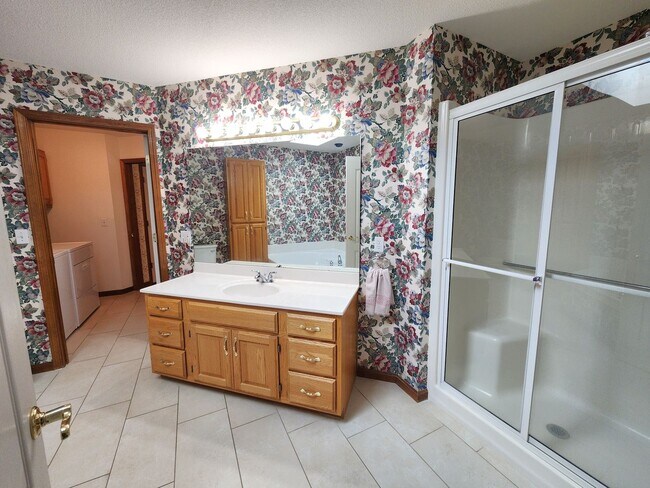 Building Photo - Executive 3+BR, 3BTH Rancher, 2car gar (with ALL utilities only $450/mo) and lawncare and snow re...