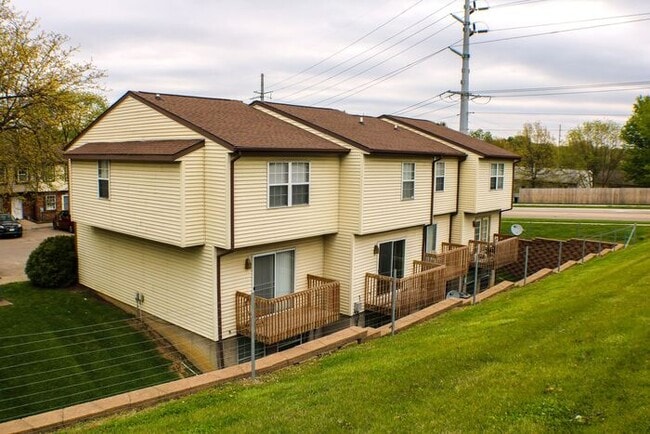 Building Photo - $1,300 | 2 Bedroom, 2.5 Bathroom Townhome | Pet Friendly | Available for July 1st, 2026 Move In!