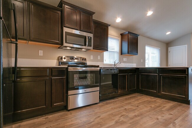 Building Photo - Beautiful 3 bedroom/2 bath tiny home in Cottage Grove- River Walk Village