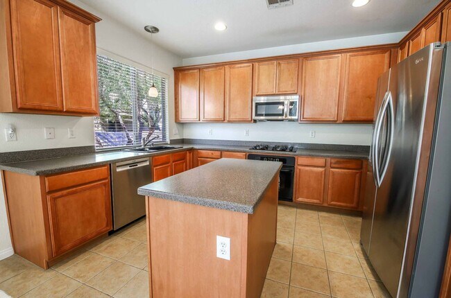 Building Photo - 3 BEDROOM SPACIOUS HOME IN SUMMERLIN!