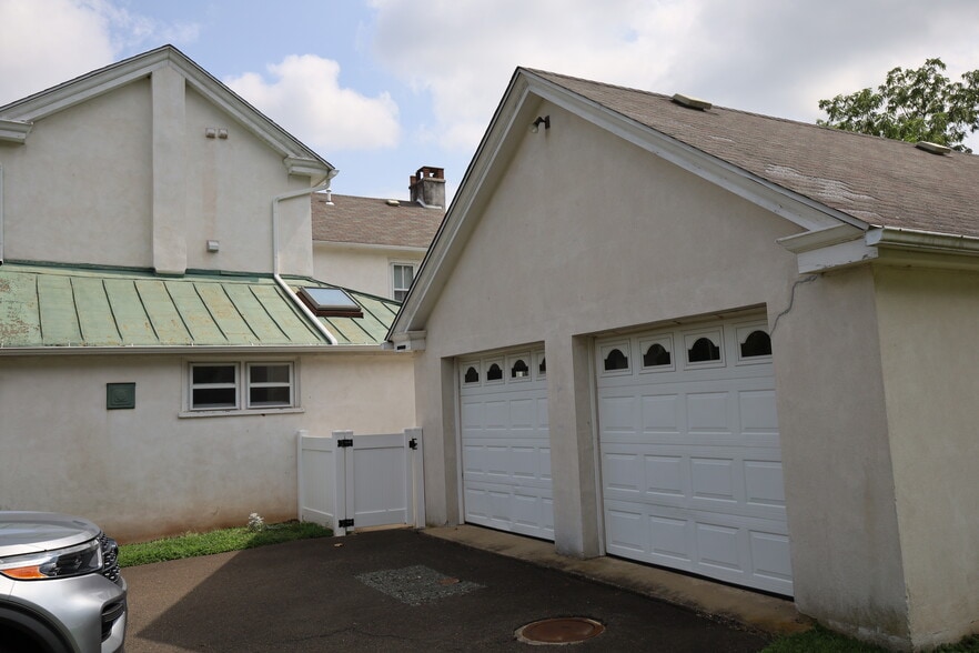 Left-hand side available for tenant - 3244 Skippack Pike