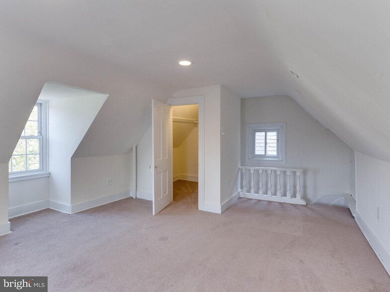 3rd Floor Loft Space w/ Closet - 322 S Washington St