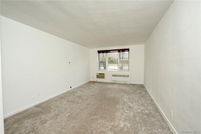 Building Photo - 5 Sadore Ln