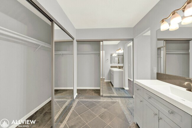 Building Photo - Newly Remodeled 4-Bedroom Gem with Spaciou...