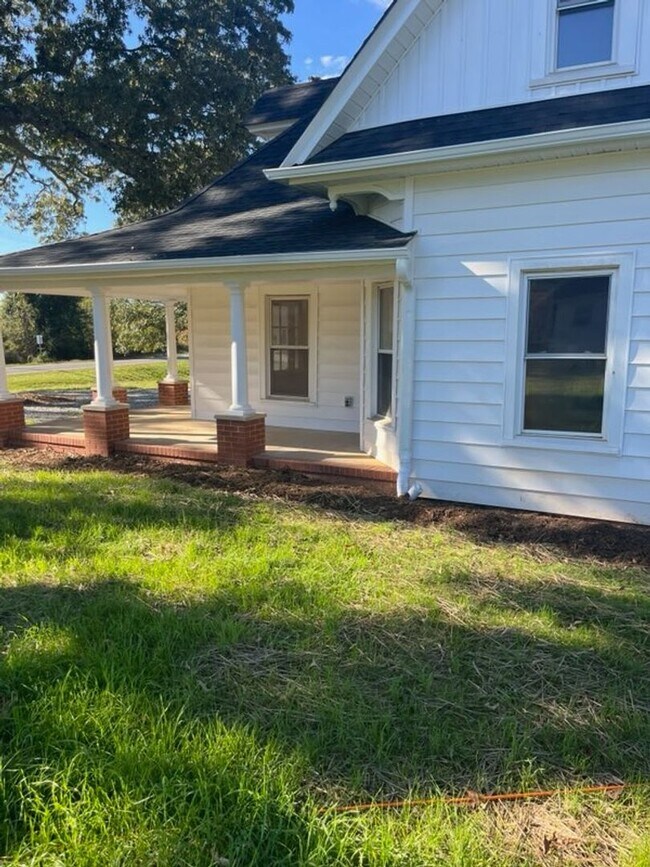 Building Photo - Modern Farmhouse for Rent in Browns Summit NC