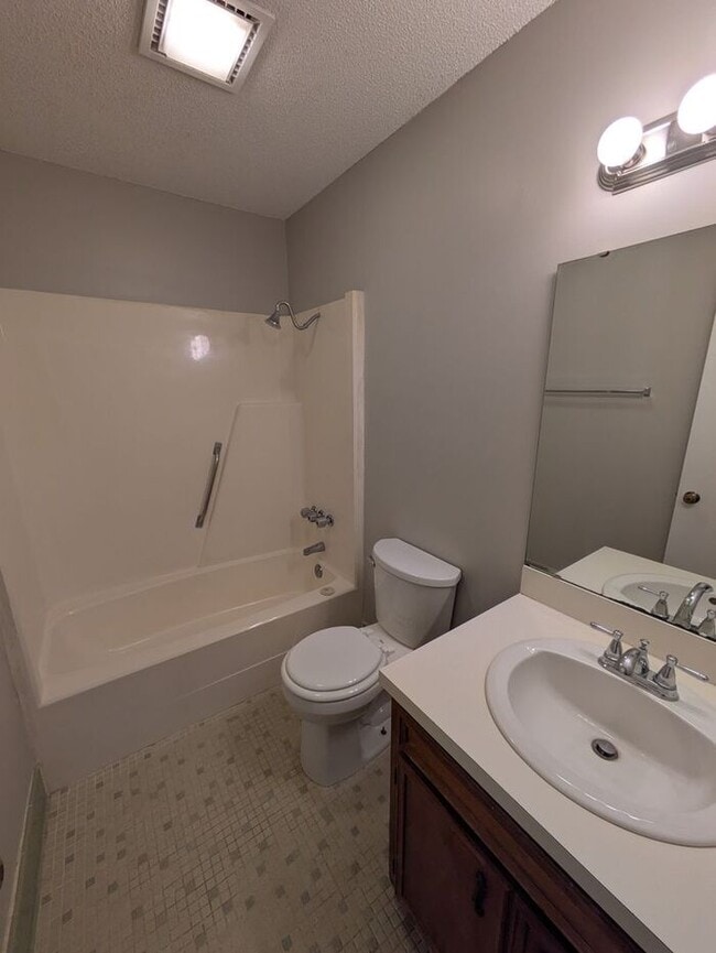 Building Photo - 2BD/1.5BA Unit in Hickory