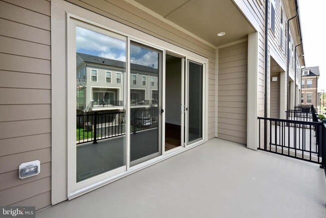 Building Photo - 20686 Glenmont Ter