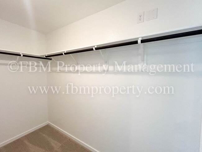 Building Photo - 644 W Criner St