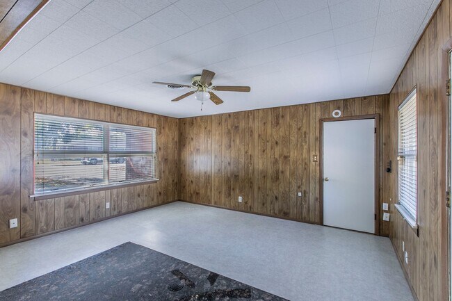 Building Photo - Stylish & Spacious 3-Bed Home