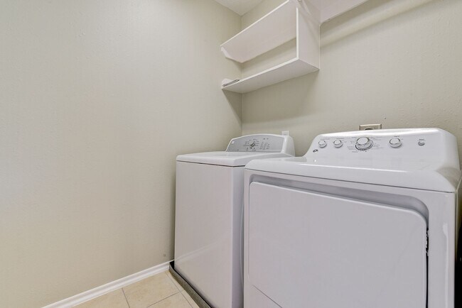 Building Photo - Gorgeous 3bed/2.5bath home!