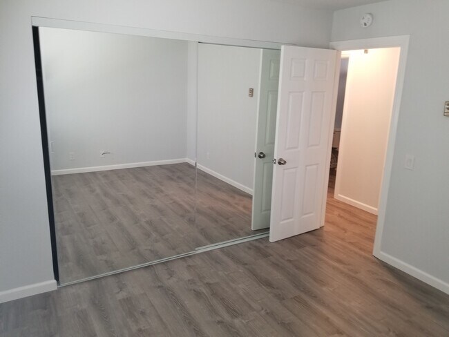 Building Photo - Bay Side Condo, Completely updated! Walkin...
