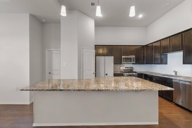 Building Photo - 14018 Lago Crk Ct