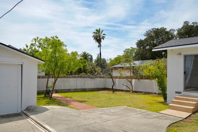 Building Photo - 1554 E Woodbury Rd