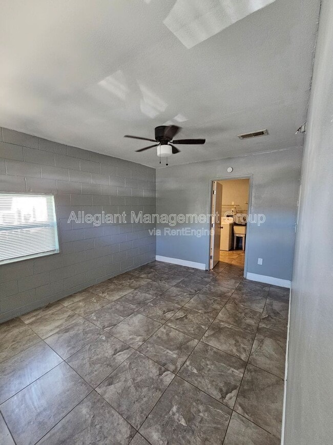 Building Photo - 1213 Roma Ct