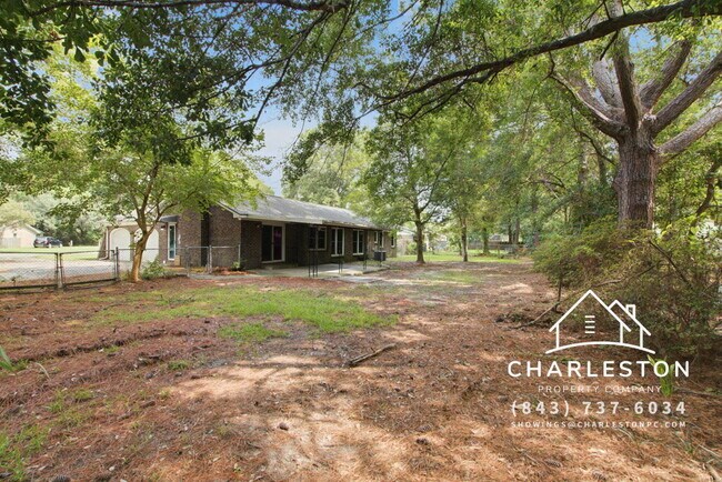 Building Photo - 2067 Dogwood Rd