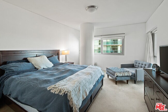 Building Photo - 13650 Marina Pointe Dr