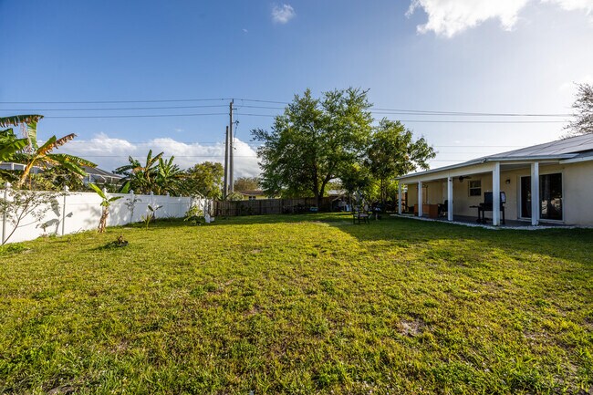 Building Photo - 401 NE Mainsail St