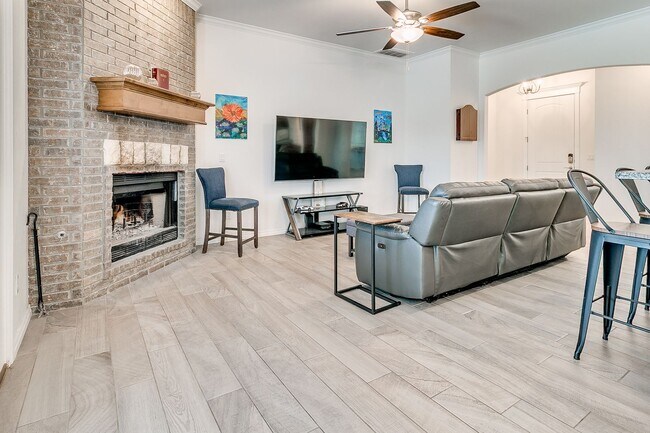 Building Photo - 3 Bed, 2 Bath Home with Bonus Office and  ...