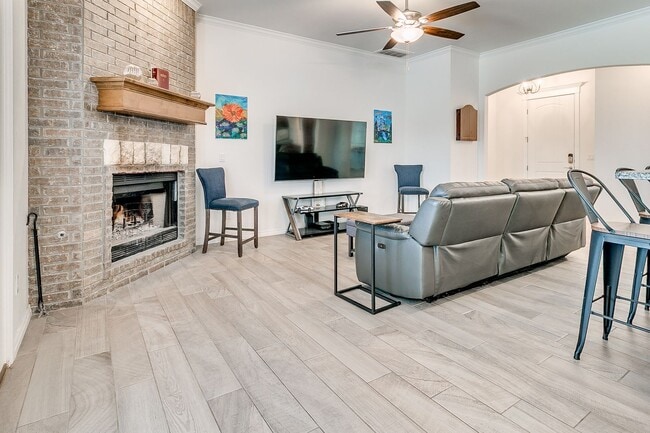 Building Photo - 3 Bed, 2 Bath Home with Bonus Office and  Huge Workshop