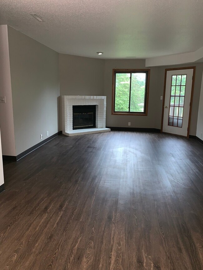 Building Photo - 2050 Holiday Rd