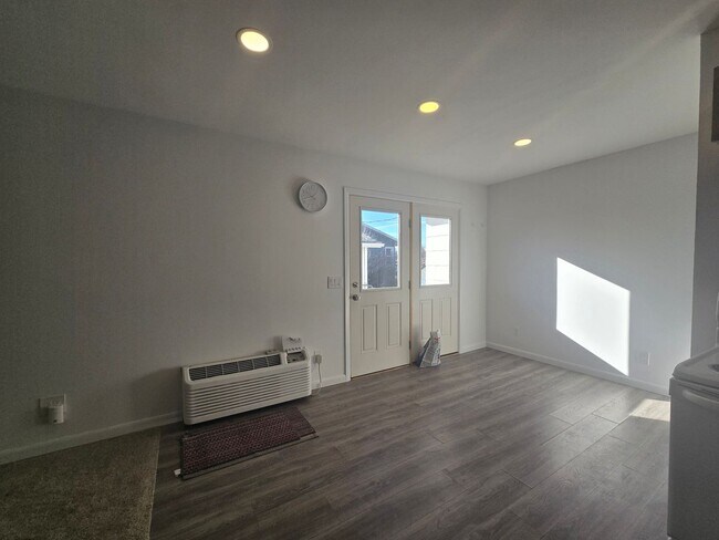 Building Photo - 417 &amp; 417 1/2 16th ST W