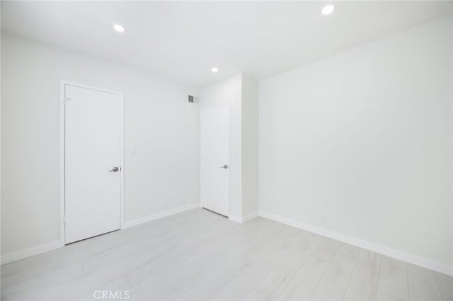Building Photo - 333 Riverdale Dr