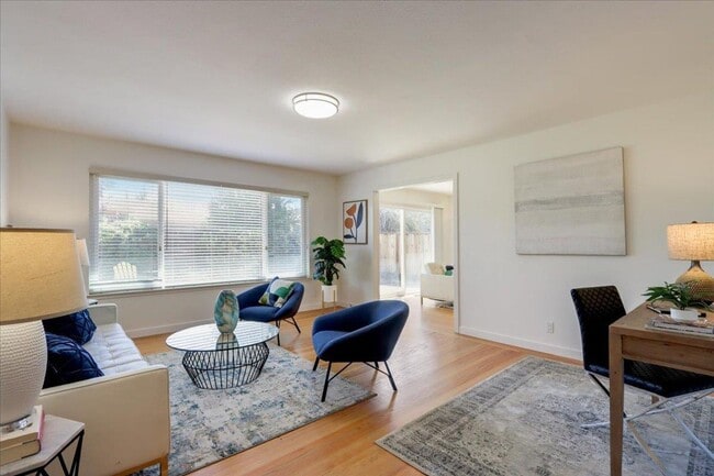 Building Photo - 4 Bedroom Home in Strawberry Park Stunner