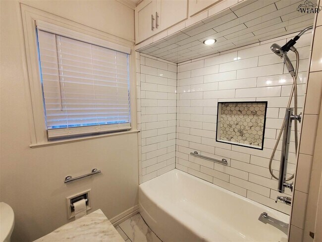 Building Photo - 2409 Martin St