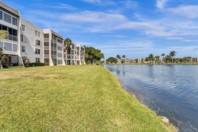 Building Photo - 9440 Poinciana Pl