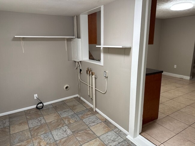 Building Photo - 2 Bedroom 1 Bath House $825! Adorable!