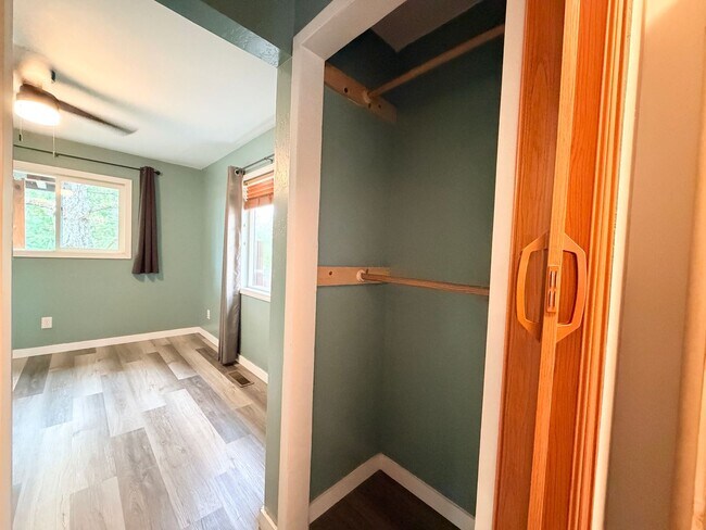 Building Photo - Serene 1-Bedroom Home with Privacy & Nature Views