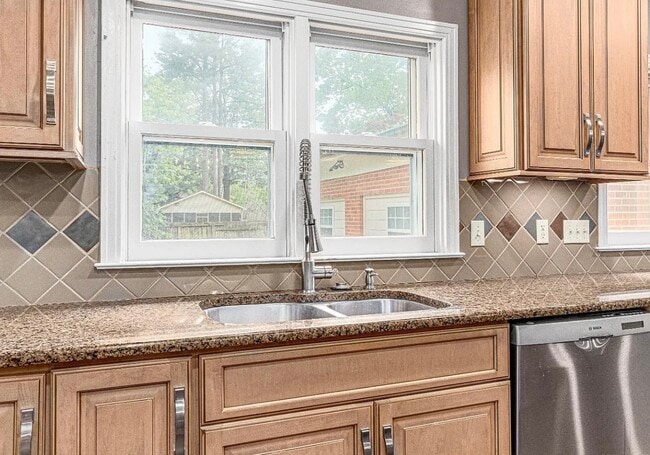 Building Photo - 1205 W Oak Ave